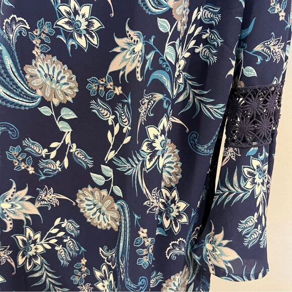 Long sleeve Floral Blue Dress with lace details - Picture 3 of 13